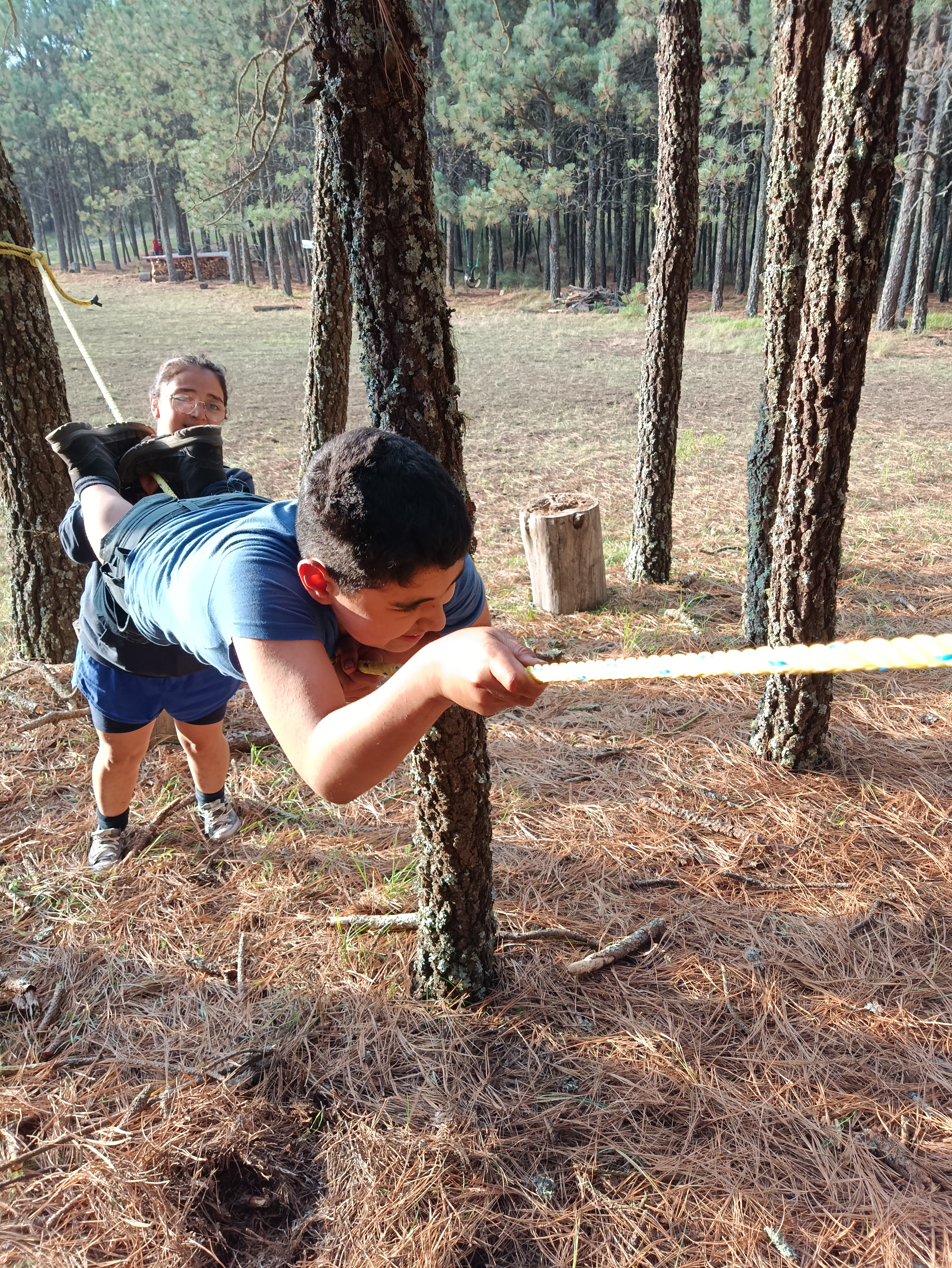 Joven realizando una actividad de aventura