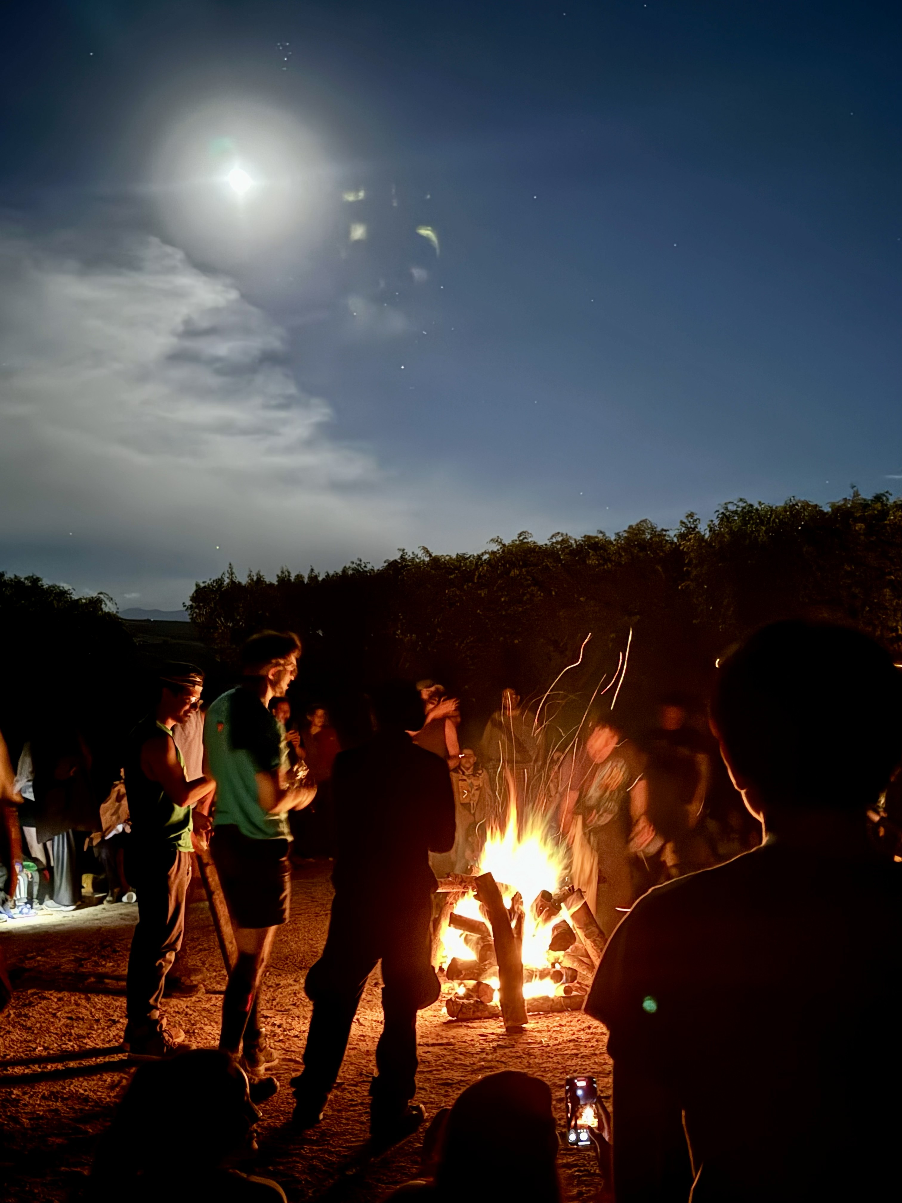 Scouts reunidos durante un campamento