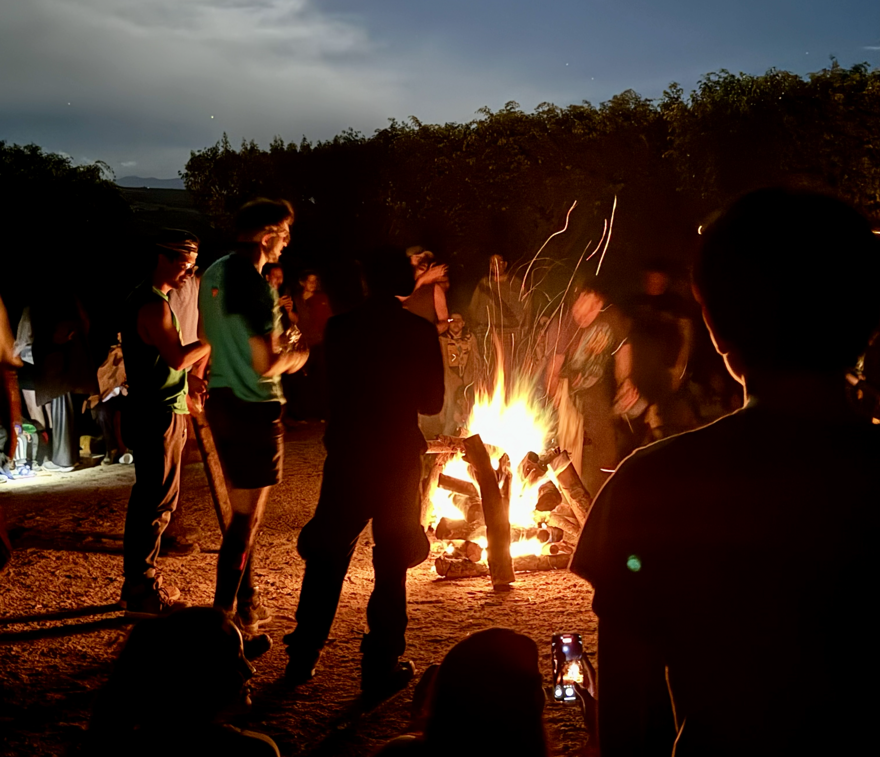 Grupo Scout alrededor de una fogata
