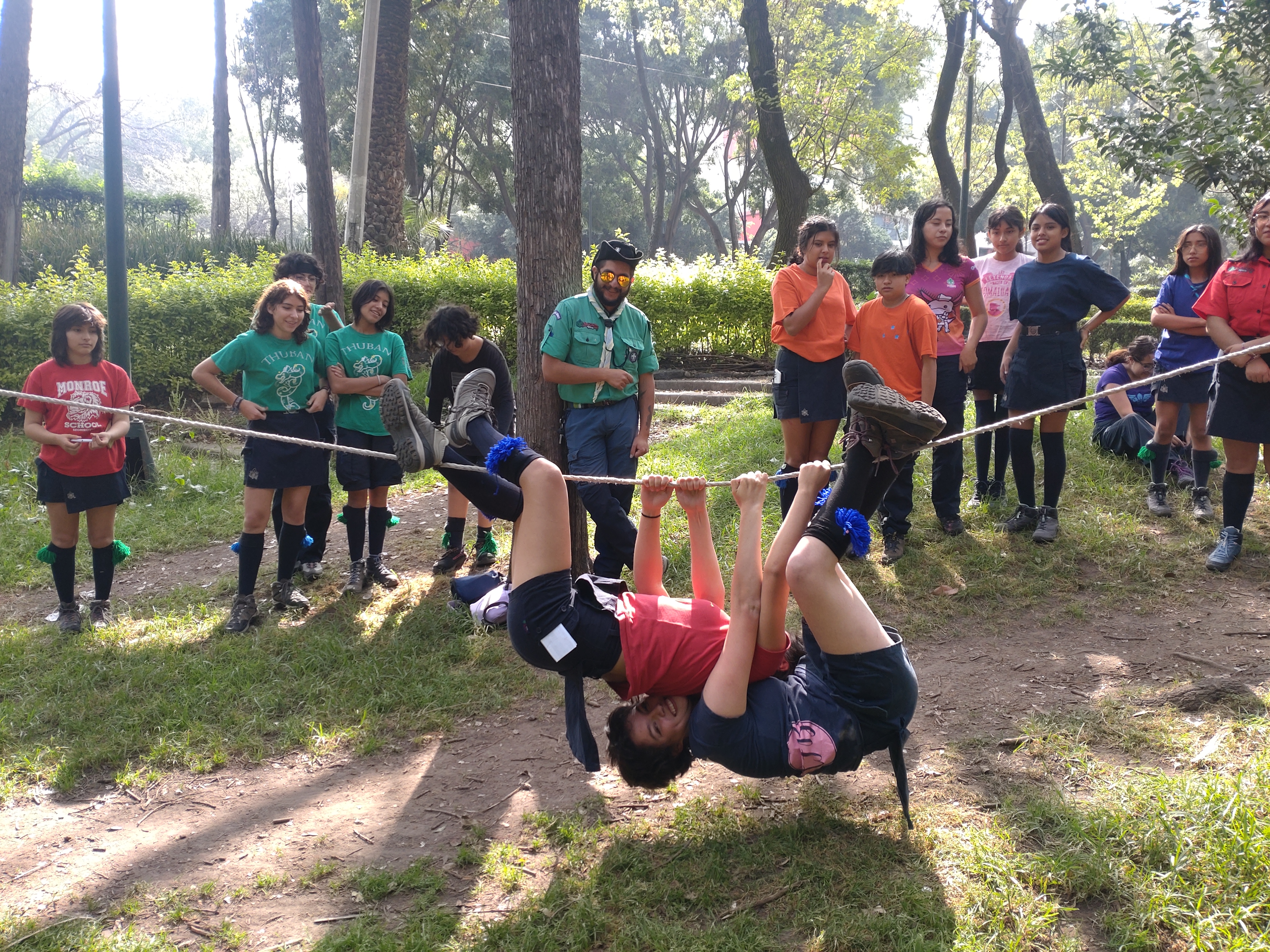 Grupo de jóvenes compartiendo una experiencia