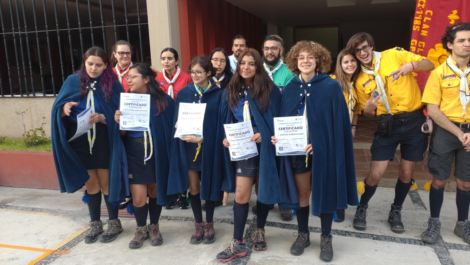 Scout recibiendo y compartiendo un reconocimiento