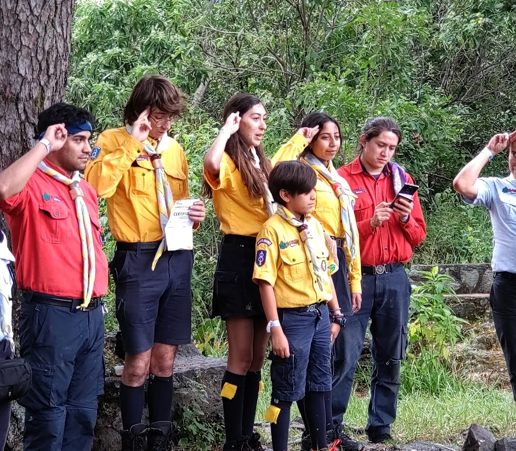 Scout recibiendo y compartiendo un reconocimiento