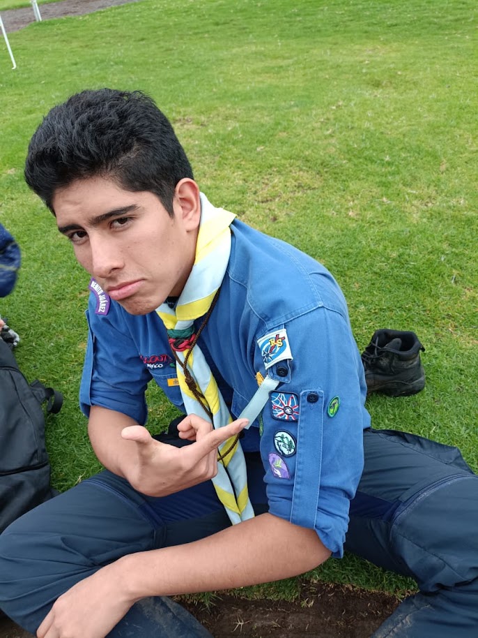 Scout recibiendo y compartiendo un reconocimiento