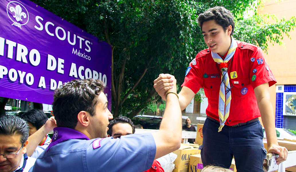 Scouts participando en una actividad de servicio